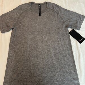 Men’s lululemon athletic tee size large grey brand new